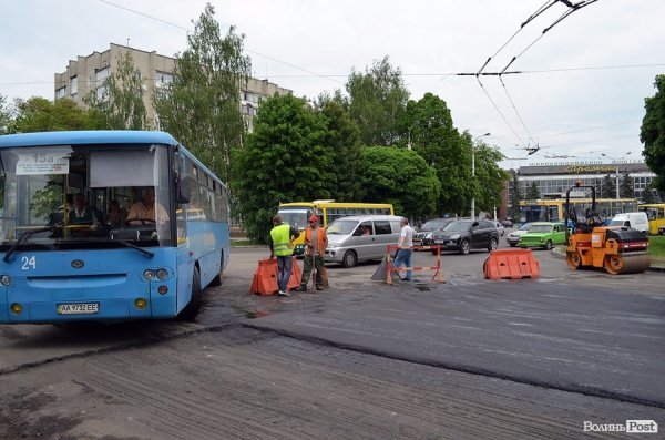 У центрі Луцька кладуть нову дорогу. ФОТО