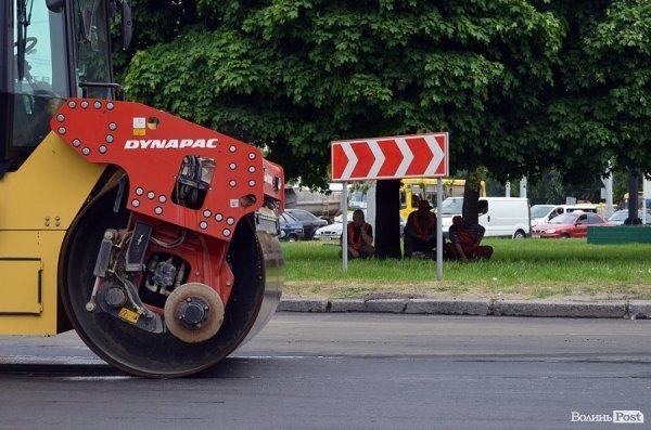 У центрі Луцька кладуть нову дорогу. ФОТО
