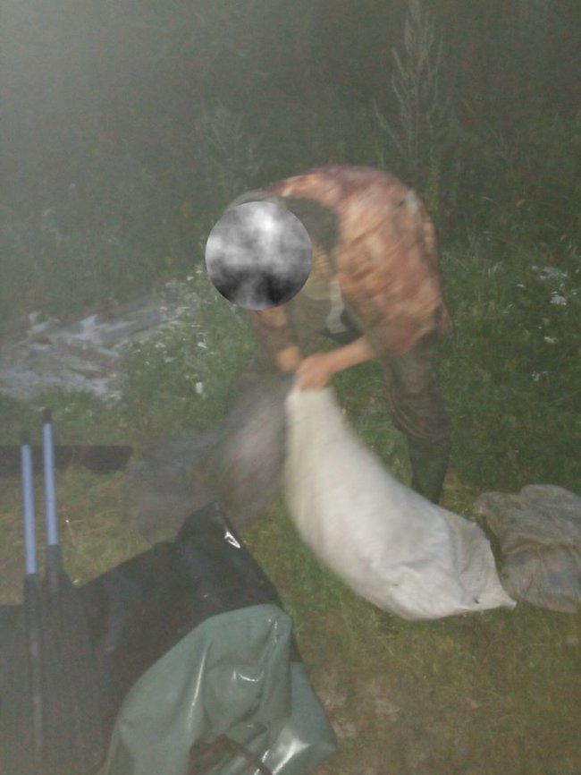 На території волинського заказника браконьєри ловили рибу сіткою з човна. ФОТО