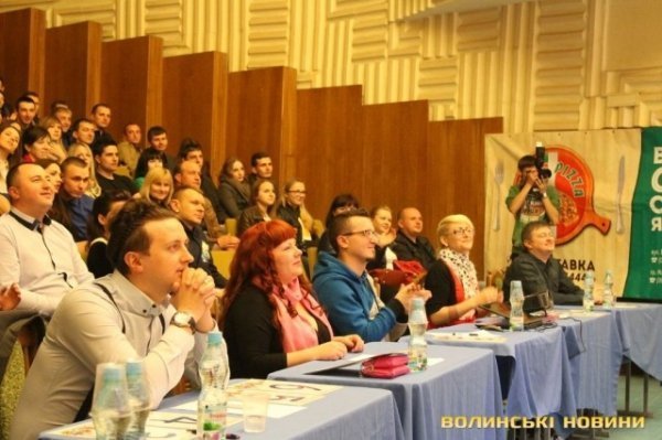 «Правий сектор прийшов до голови сільради зі словами «не я б’ю, верба б’є» - КВН у Луцьку. ФОТО