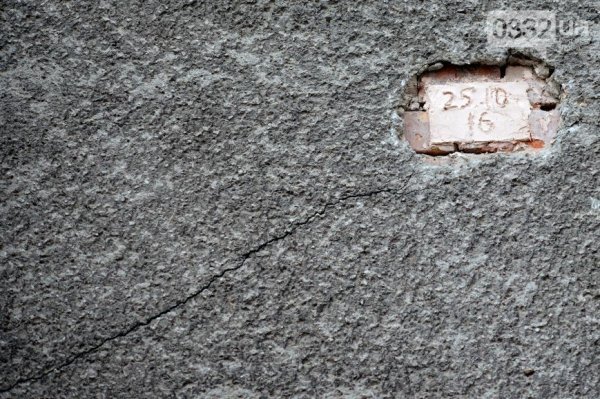 Будинок у центрі Луцька пішов тріщинами