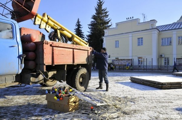 Новий Рік приходить: Луцькі ялинки прикрашають