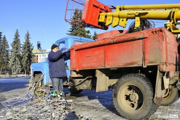 Новий Рік приходить: Луцькі ялинки прикрашають