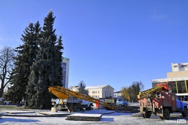 Новий Рік приходить: Луцькі ялинки прикрашають