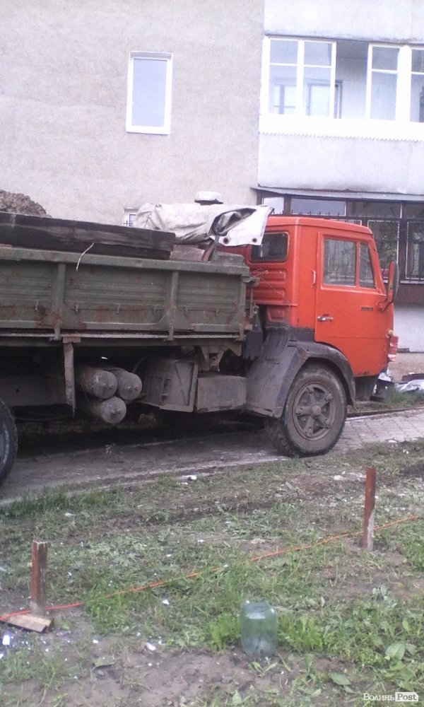 Скандальну прибудову на Соборності, 24 засипали піском.ФОТО