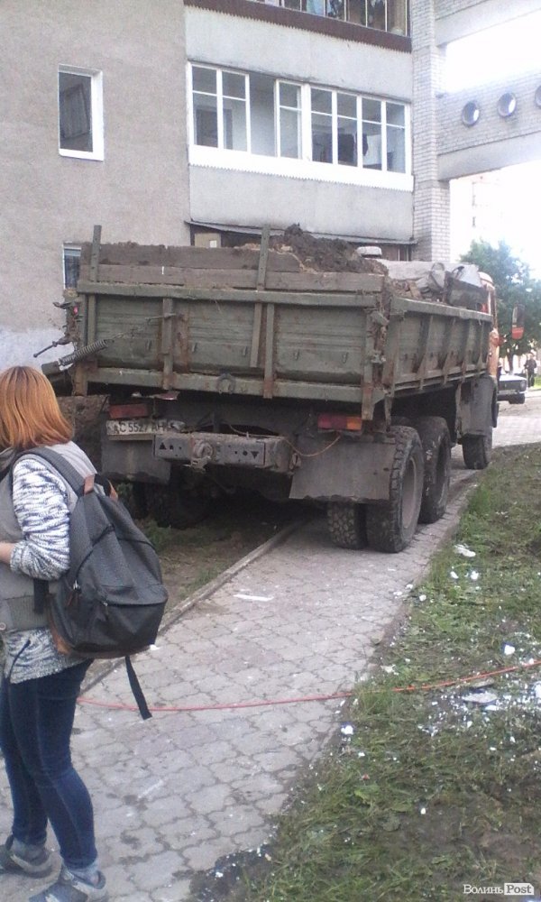 Скандальну прибудову на Соборності, 24 засипали піском.ФОТО