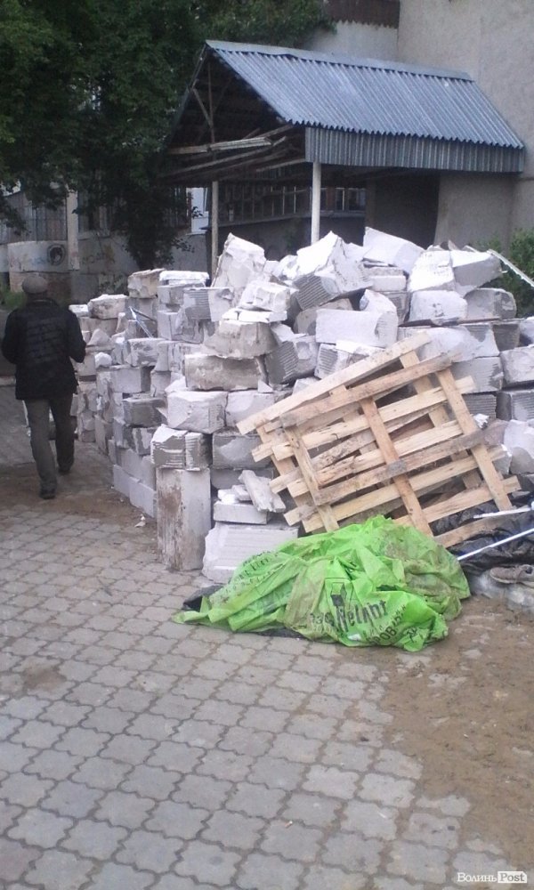 Скандальну прибудову на Соборності, 24 засипали піском.ФОТО