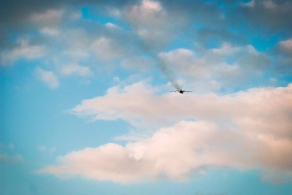 Краса і сила: в мережі з'явились нові фото літаків у небі над Луцьком. ФОТО