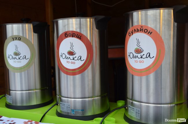 Не глінтвейном єдиним: у центрі Луцька продають запашну «Юшку to go». ФОТО