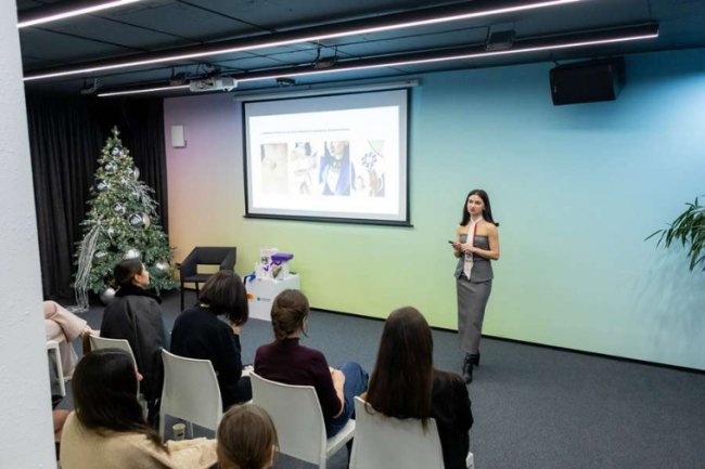 Аліна Цьось під час лекції про етностиль сьогодення та орнаментику