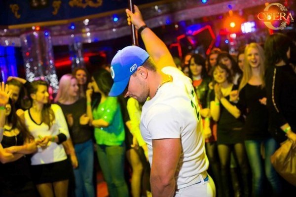 Чоловічий стриптиз у луцькому клубі. ФОТО