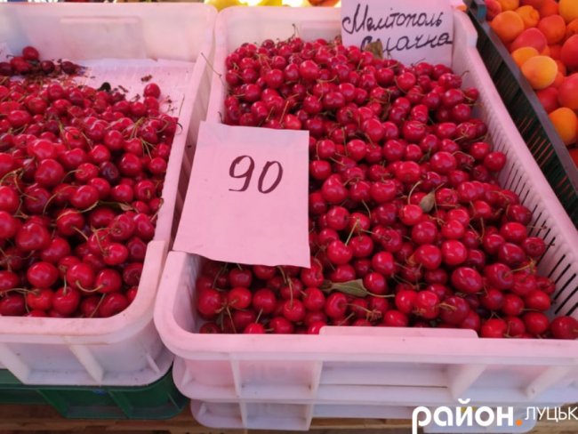 Скільки коштує полуниця та черешня на луцьких ринках