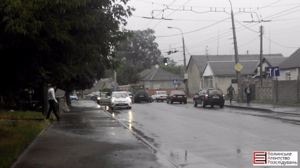 На перетині Гнідавської та Потебні в Луцьку зіткнулися дві автівки. ФОТО