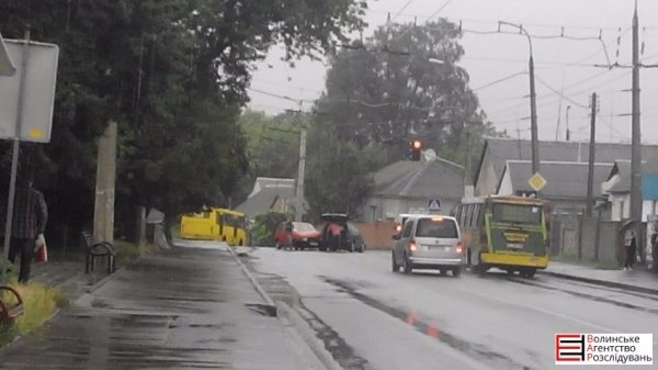 На перетині Гнідавської та Потебні в Луцьку зіткнулися дві автівки. ФОТО