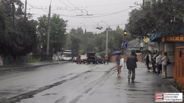 На перетині Гнідавської та Потебні в Луцьку зіткнулися дві автівки. ФОТО