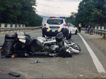 На Закарпатті Mercedes в'їхав у колону байкерів, є постраждалі