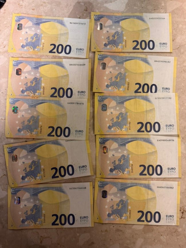 Волинські митники затримали чернігівчанина, який намагався незаконно провести у валізі велику суму готівки