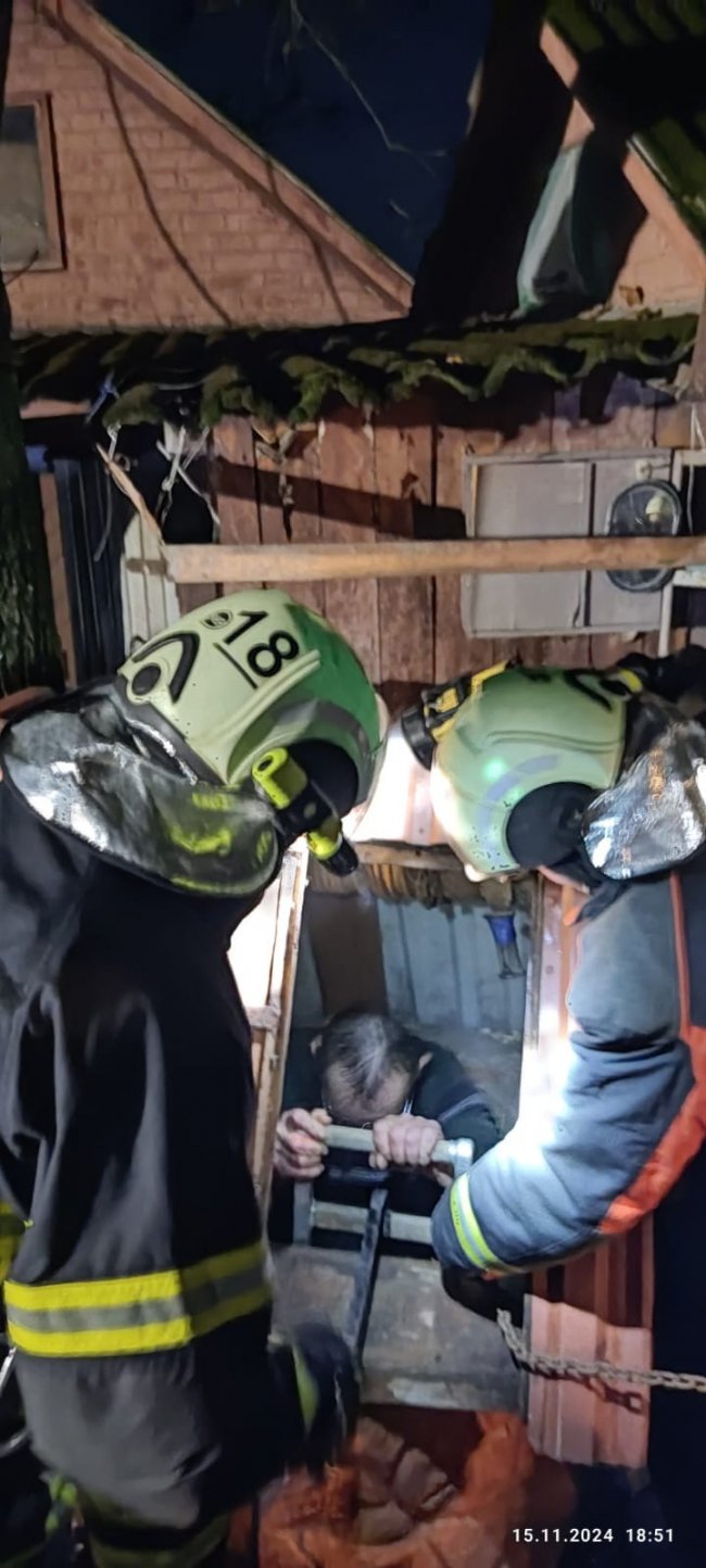 На Волині чоловік впав у криницю, викликали рятувальників