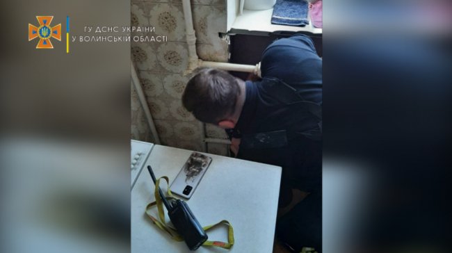 У Луцьку рятувальники діставали дитину, яка застрягла в гарячій батареї. ФОТО