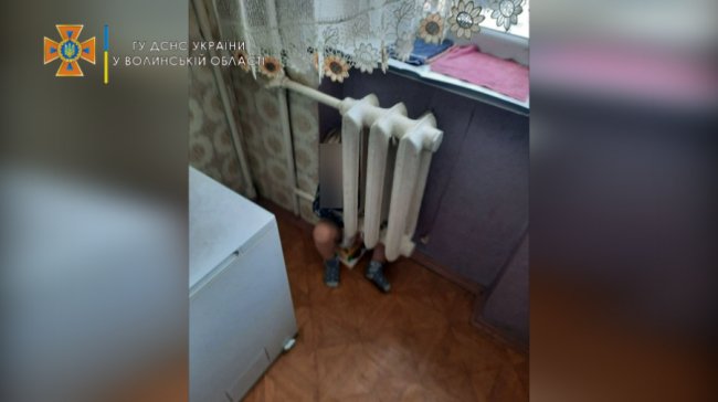 У Луцьку рятувальники діставали дитину, яка застрягла в гарячій батареї. ФОТО
