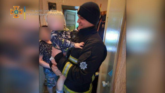У Луцьку рятувальники діставали дитину, яка застрягла в гарячій батареї. ФОТО