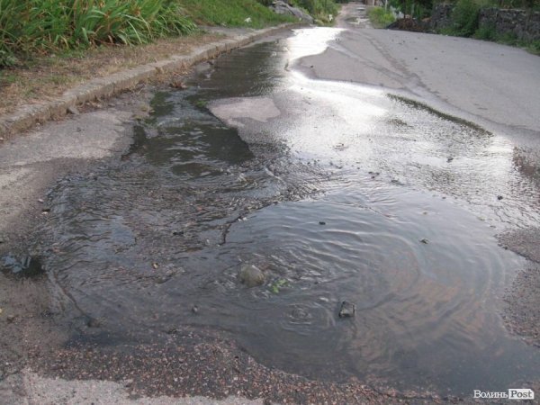 У Луцьку вулицю затоплює нечистотами. ФОТО