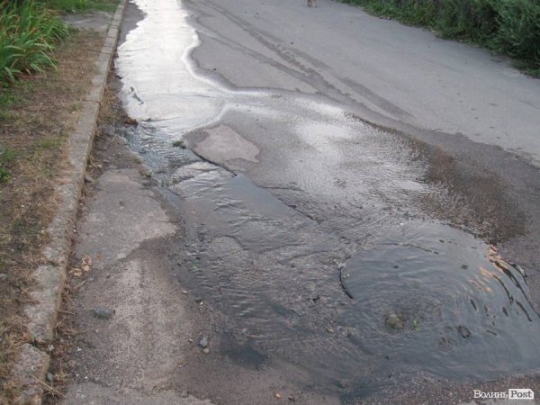 У Луцьку вулицю затоплює нечистотами. ФОТО