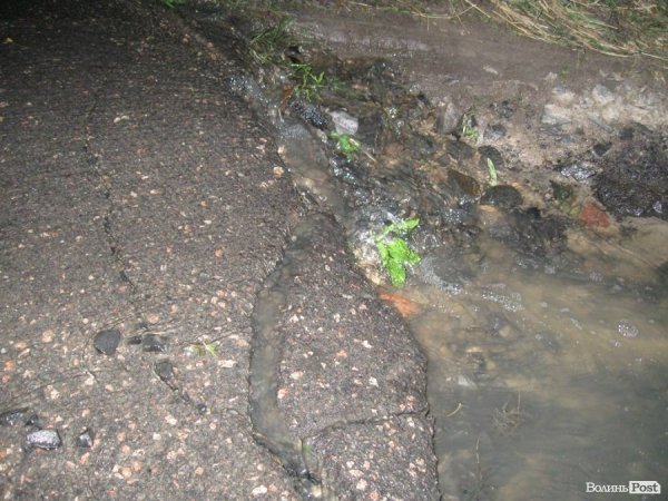 У Луцьку вулицю затоплює нечистотами. ФОТО