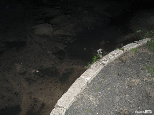 У Луцьку вулицю затоплює нечистотами. ФОТО