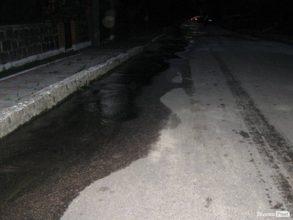 У Луцьку вулицю затоплює нечистотами. ФОТО