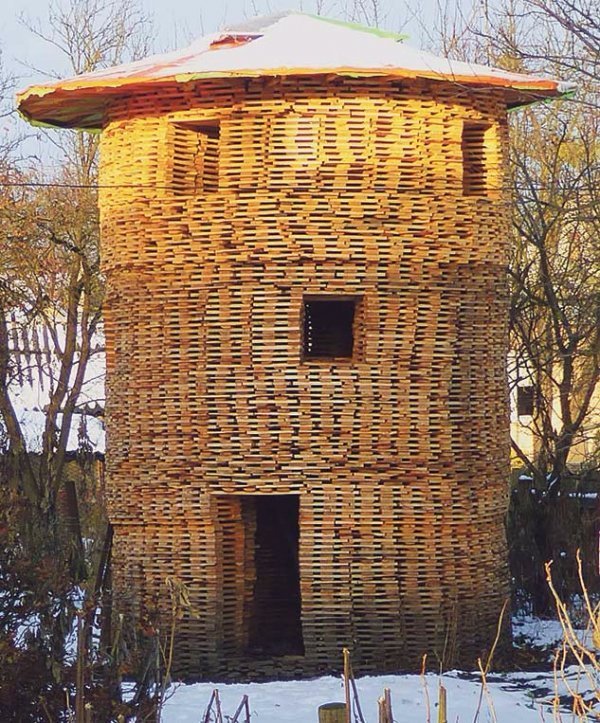 На Волині чоловік спорудив вражаючу вежу із дров