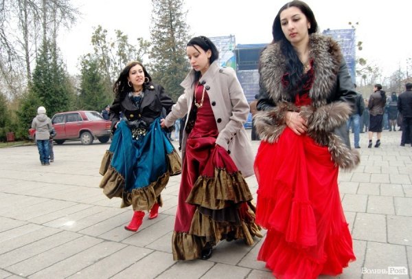 У центрі Луцька гуляли цигани. ФОТО