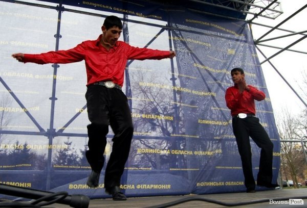 У центрі Луцька гуляли цигани. ФОТО