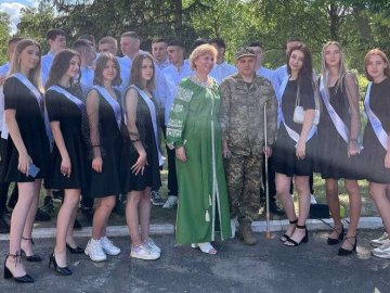 На Волині мобілізований учитель приїхав на свято до випускників. ВІДЕО