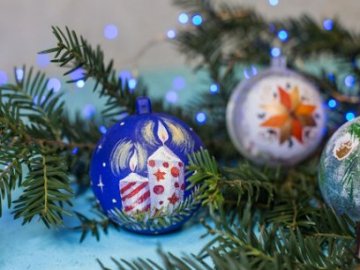 У Любомлі прикрасять новорічну ялинку іграшками, які придбали до війни