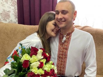Втратив на війні обидві ноги: військовому, який одружився на фельдшерці з Луцька, встановили протези. ВІДЕО