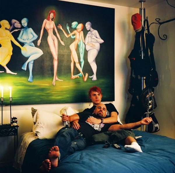 Люди, які дивляться телевізор. ФОТО