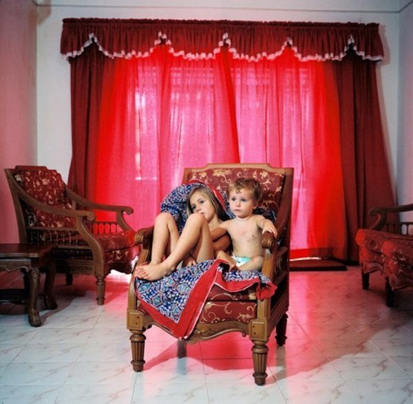 Люди, які дивляться телевізор. ФОТО