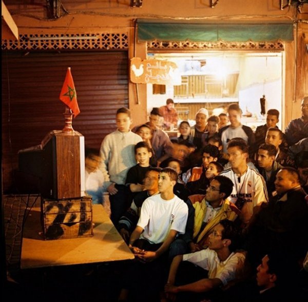 Люди, які дивляться телевізор. ФОТО