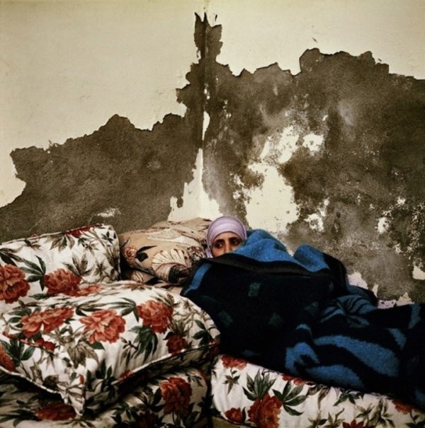 Люди, які дивляться телевізор. ФОТО