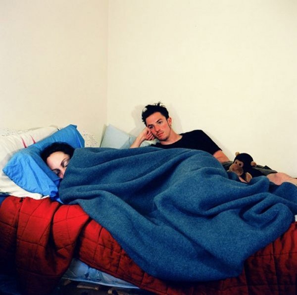 Люди, які дивляться телевізор. ФОТО