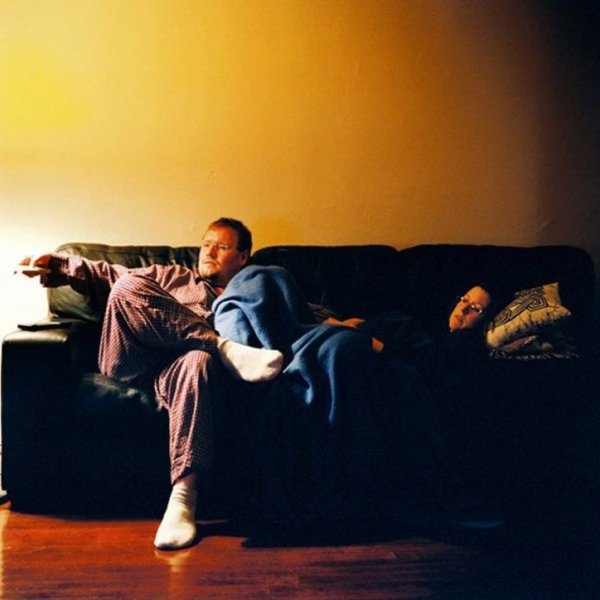 Люди, які дивляться телевізор. ФОТО