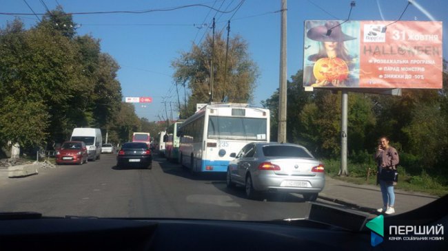 У центрі Луцька – затор із тролейбусів