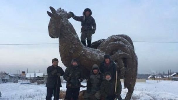 У Росії зліпили ялинку з гною. ФОТО