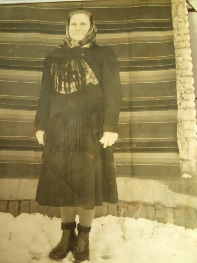 На світлині жителька села Борисковичі в ґуральці з френзлями. 1955 рік