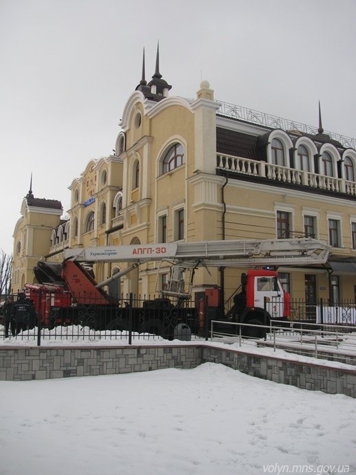 Пожежники тренувалися гасити залізничний вокзал Луцька. ФОТО
