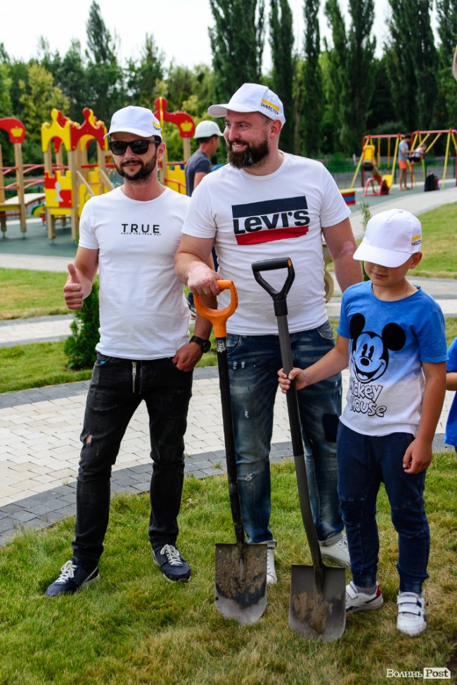 Як мешканці ЖК «Супернова» саджали клени і сакури разом з «Інвестором». ФОТО*