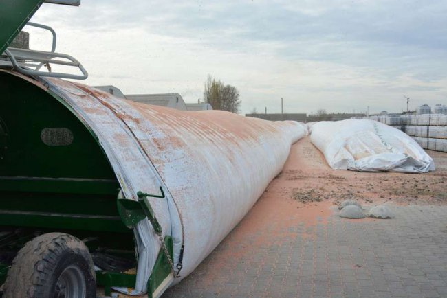 Волинські аграрії отримали мобільні сховища для зерна. ФОТО