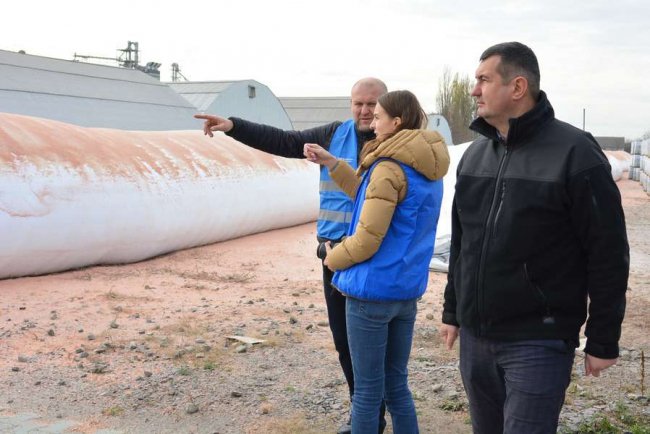 Волинські аграрії отримали мобільні сховища для зерна. ФОТО