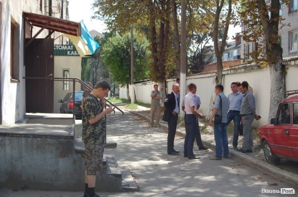 До виборчої дільниці у бібілотеці-філії №4 прийшли комуністи Михайло та Олександр Кононовичі, останній з яких - кандидат у депутати на окрузі №10